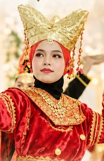 Sulaman emas, busana merah, dan hiasan kepala pada poster sanggar