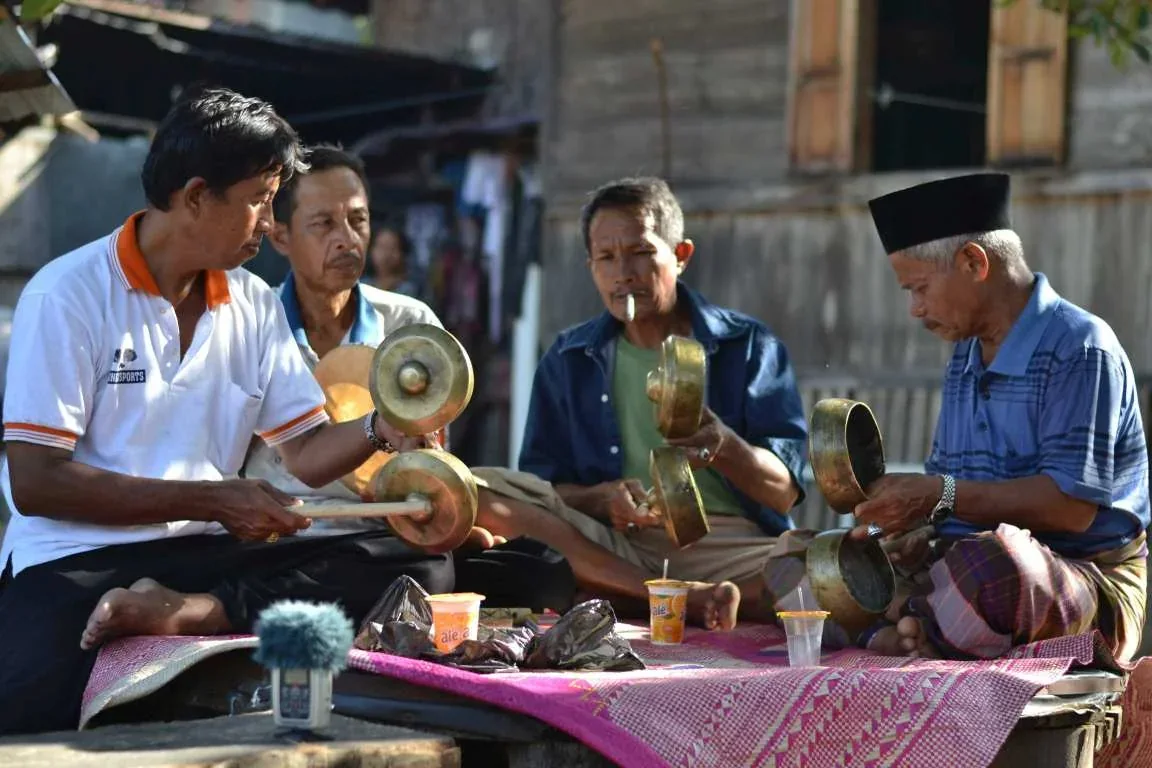 Pemusik Minangkabau memainkan talempong pacik dalam sebuah pertemuan