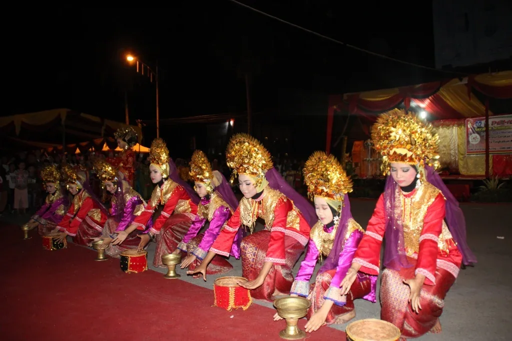 Penari Tari Pasambahan dengan busana Minangkabau di tengah pertunjukan