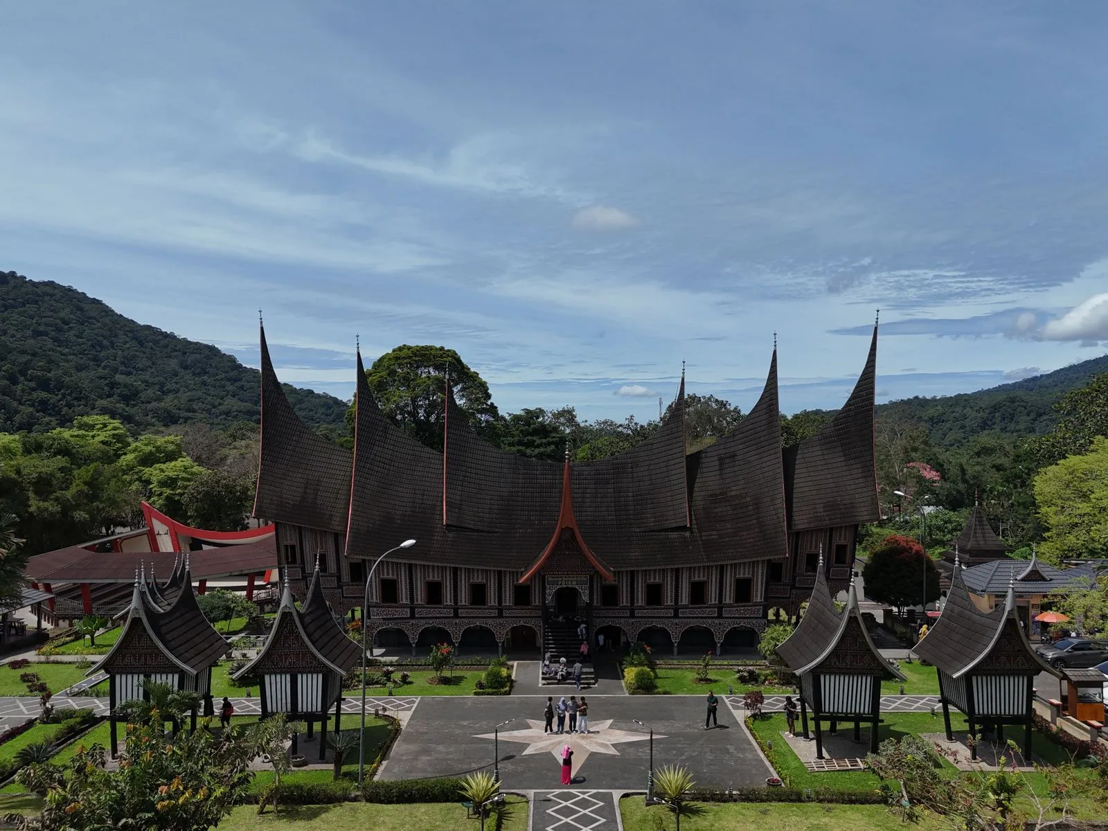 Atap gonjong Rumah Gadang dengan latar perbukitan di Bukittinggi, Sumatera Barat